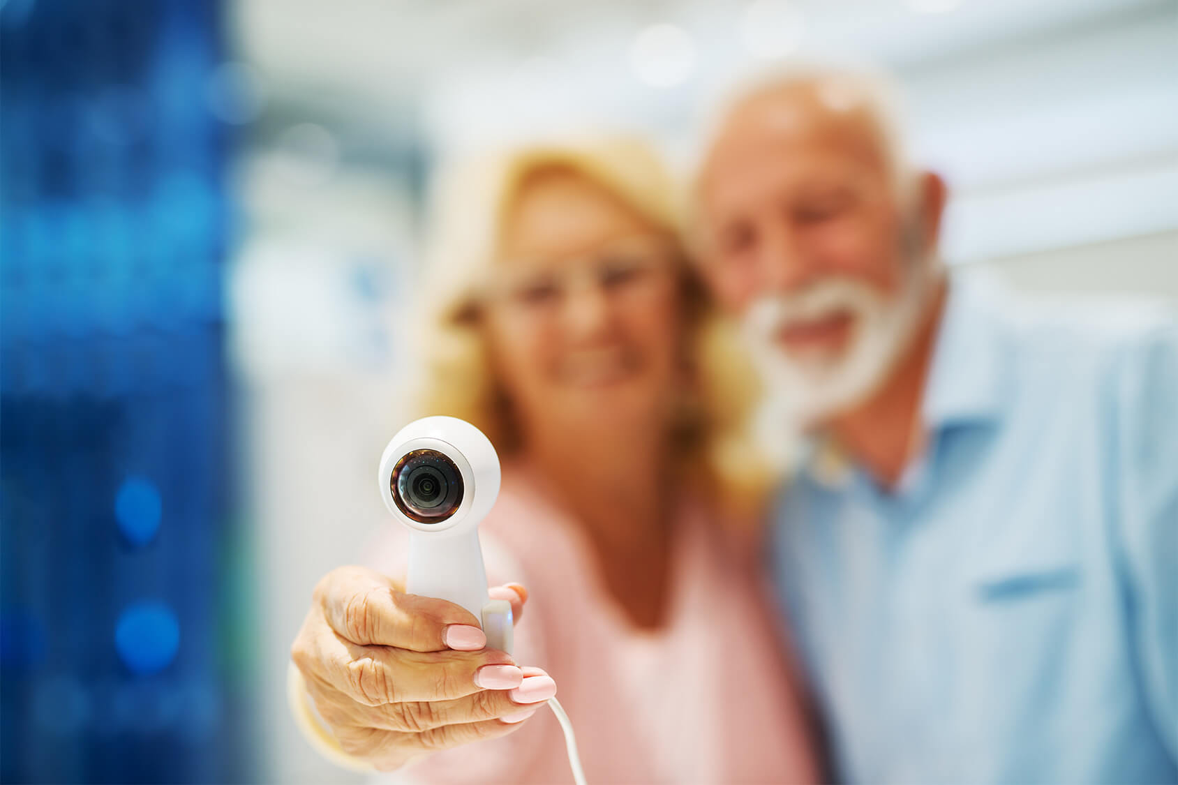 Paar mit Kamera in der Hand