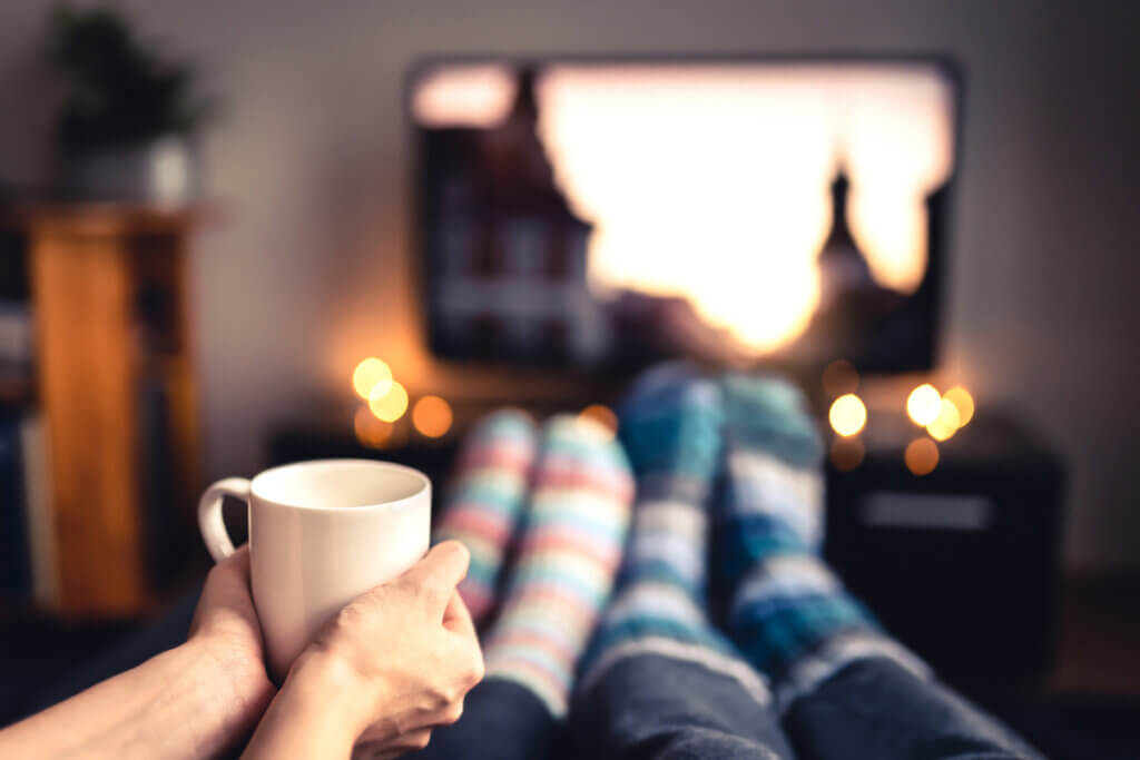 paar mit socken und fernseher im hintergrund