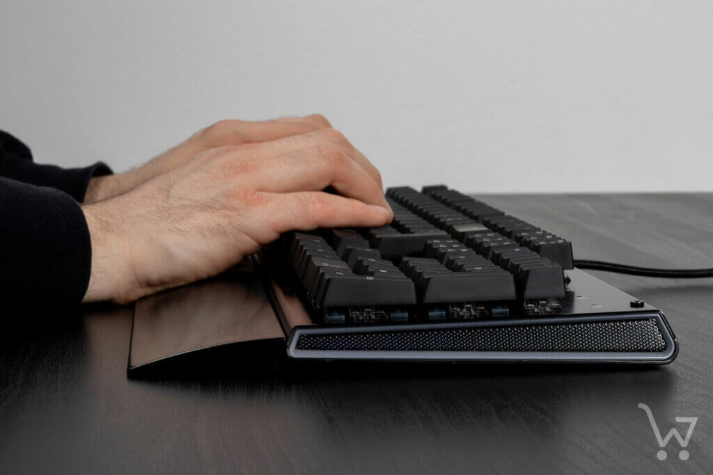 Person tippt auf Tastatur
