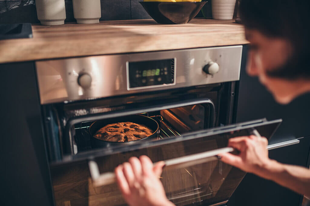 kuchen im ofen wird ueberprueft