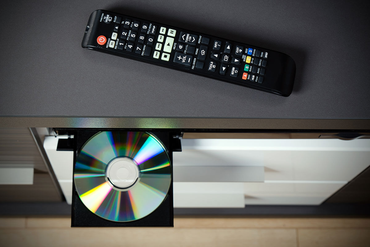 player_mit_ausgefahrener_schublade_und_disc_darin