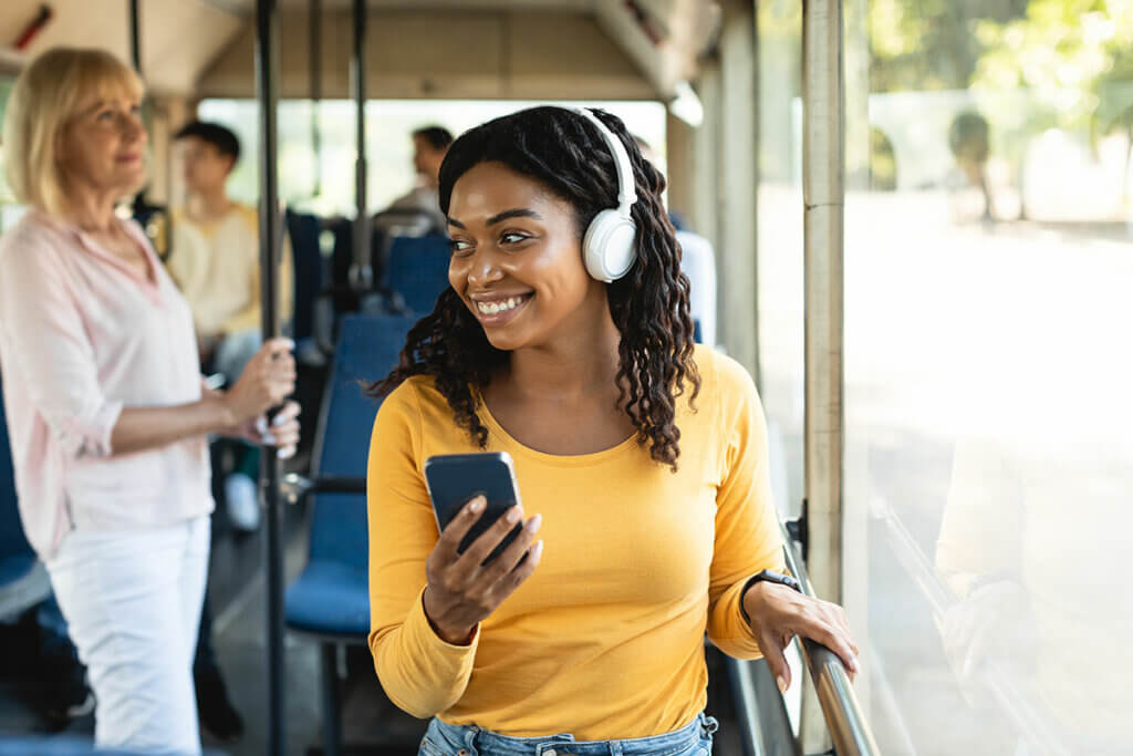 Musik über Kopfhörer im Bus