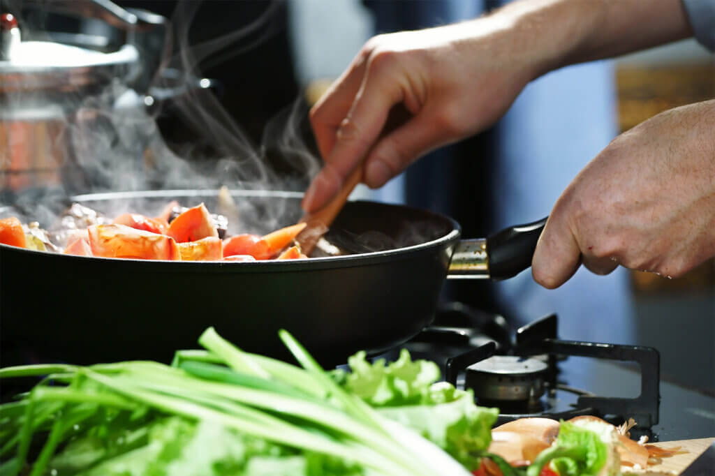 Gemüse wird in Pfanne gebraten