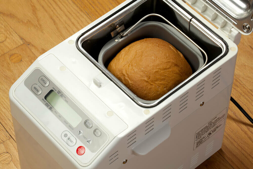 brotbackautomat draufsicht mit frisch gebackenem brot im inneren