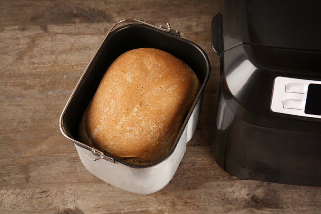 nahaufnahme gebackenes brot im brotautomaten behaelter