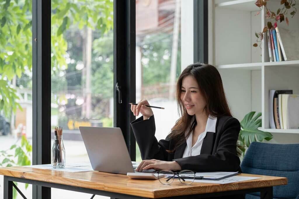 frau arbeitet am platz mit chromebook