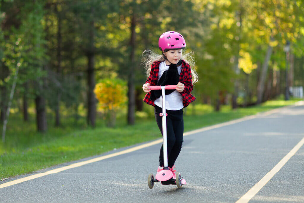 Kind faehrt auf Cityroller