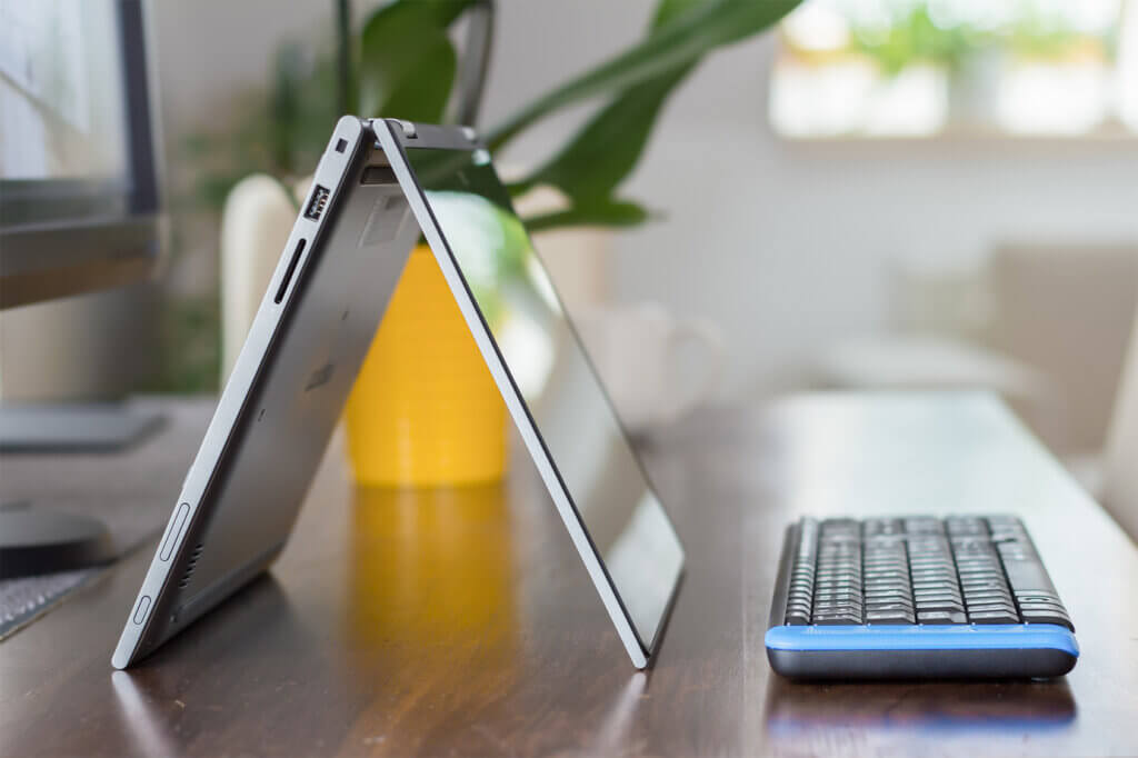 aufgeklapptes Convertible mit externer Tastatur