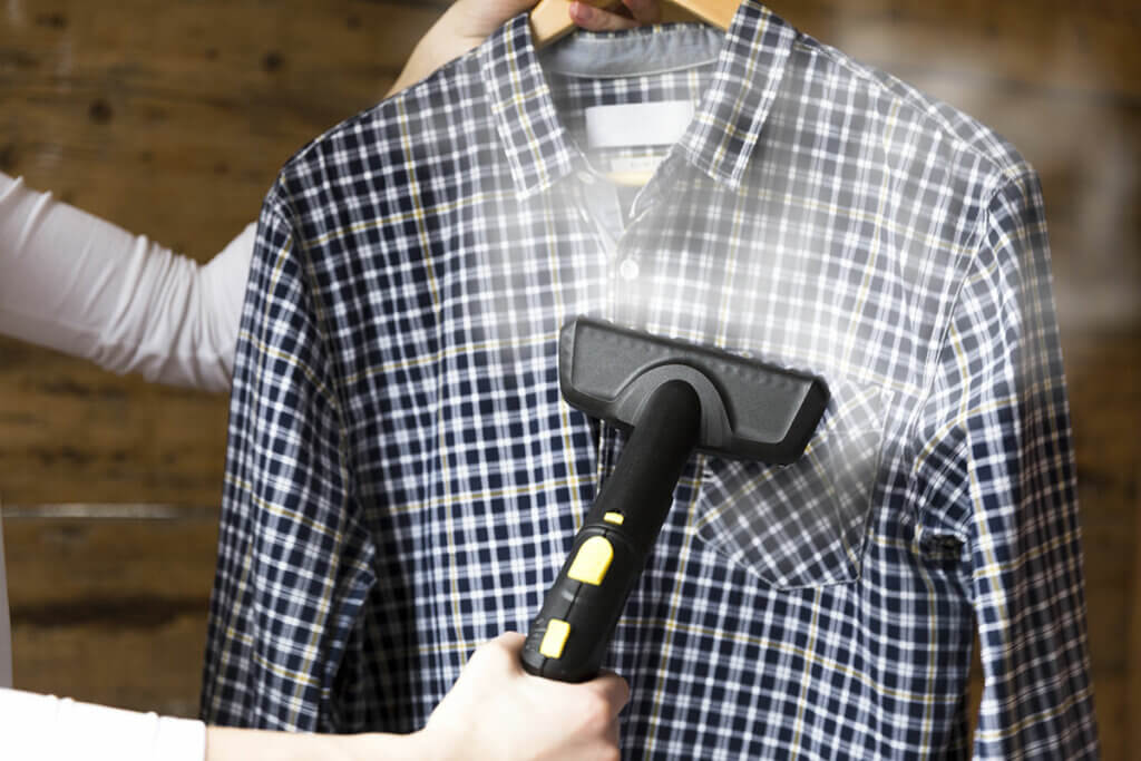 Dampfreiniger zum Bügeln eines Hemdes