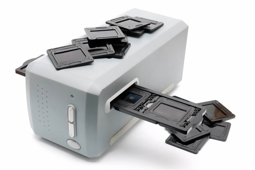 diascanner auf weissem hintergrund mit schienen fuer dias