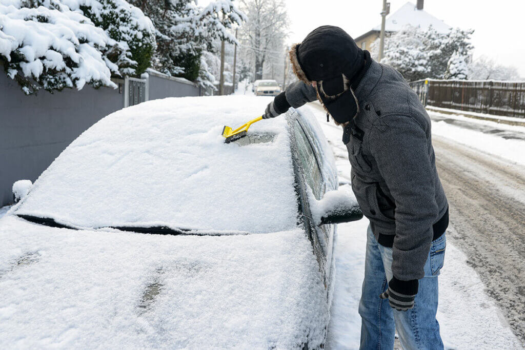 digitale_parkscheiben-frontscheibe_von_schnee_befreien