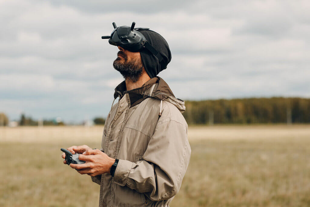 Mann trägt Headset zum Steuern einer Drohne