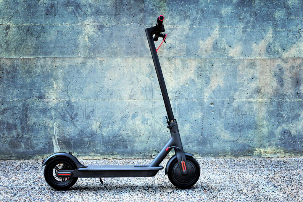 E-Scooter vor Wand