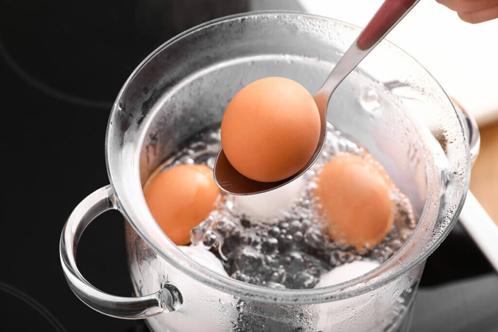 Mehrere Eier in einem Topf mit kochendem Wasser