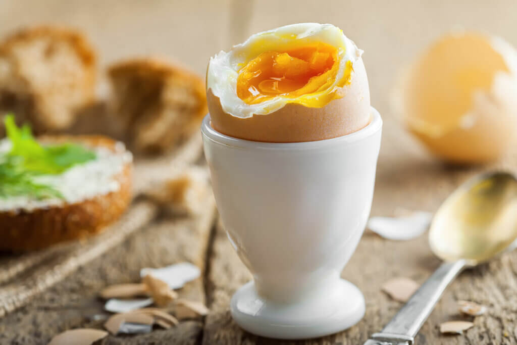 Gekoepftes gekochtes Ei auf einem Tisch