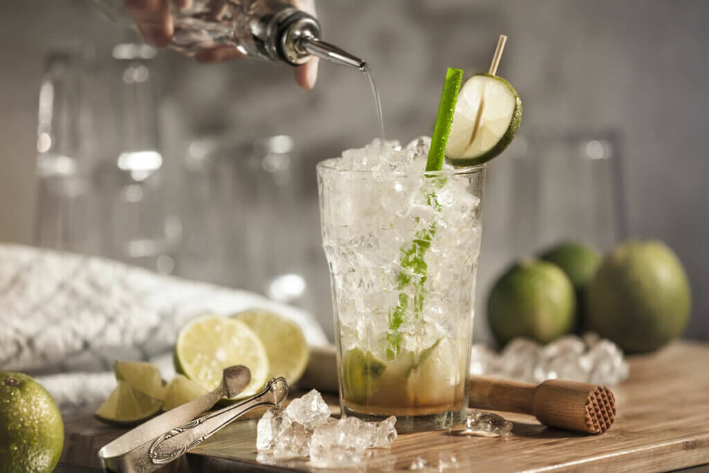 Caipirinha mit Eiswuerfeln