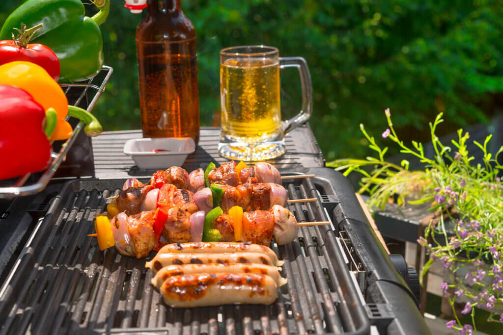 Grillgut auf Elektrogrill im Freien