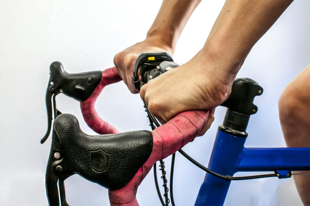 Hände am Lenker eines Rennrads