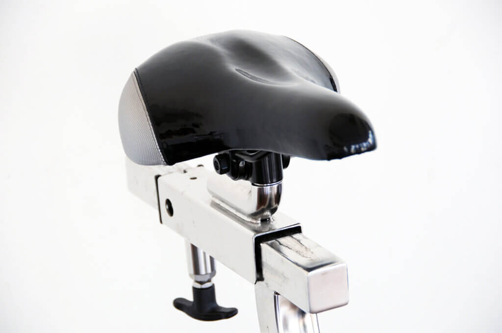 Sportsattel eines Ergomezters in Nahaufnahme