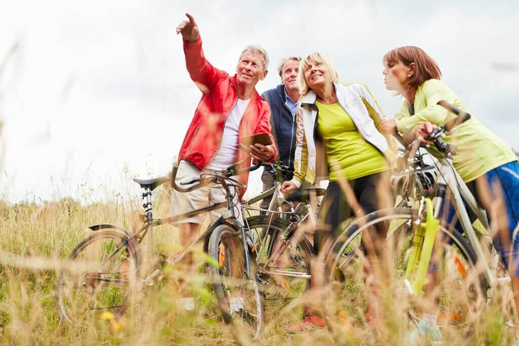 Gruppe von Radlern nutzen Fahrrad-Navi