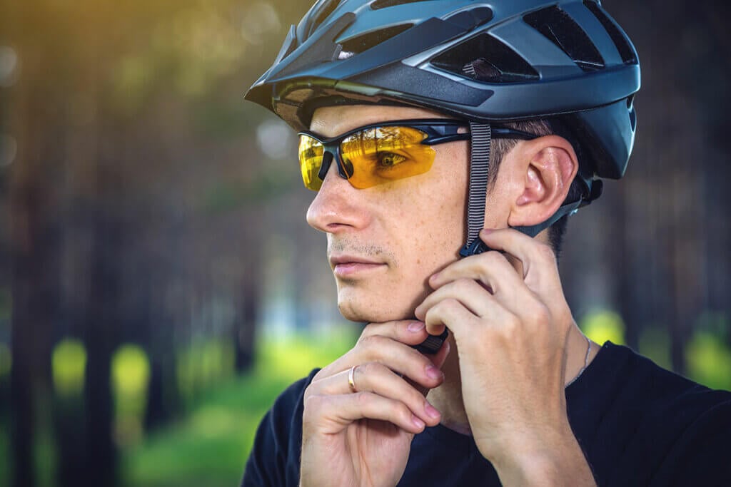 Mann stellt seinen Fahrradhelm ein