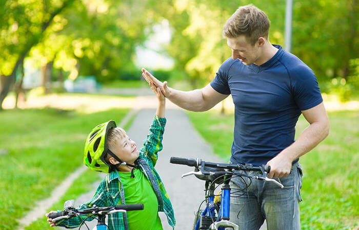 Kind mit Fahrradhelm