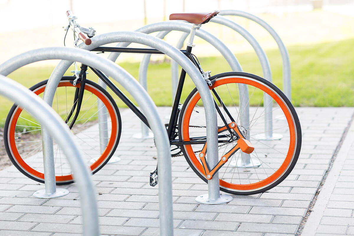 fahrrad mit gliederschloss am fahrradstaender angeschlossen