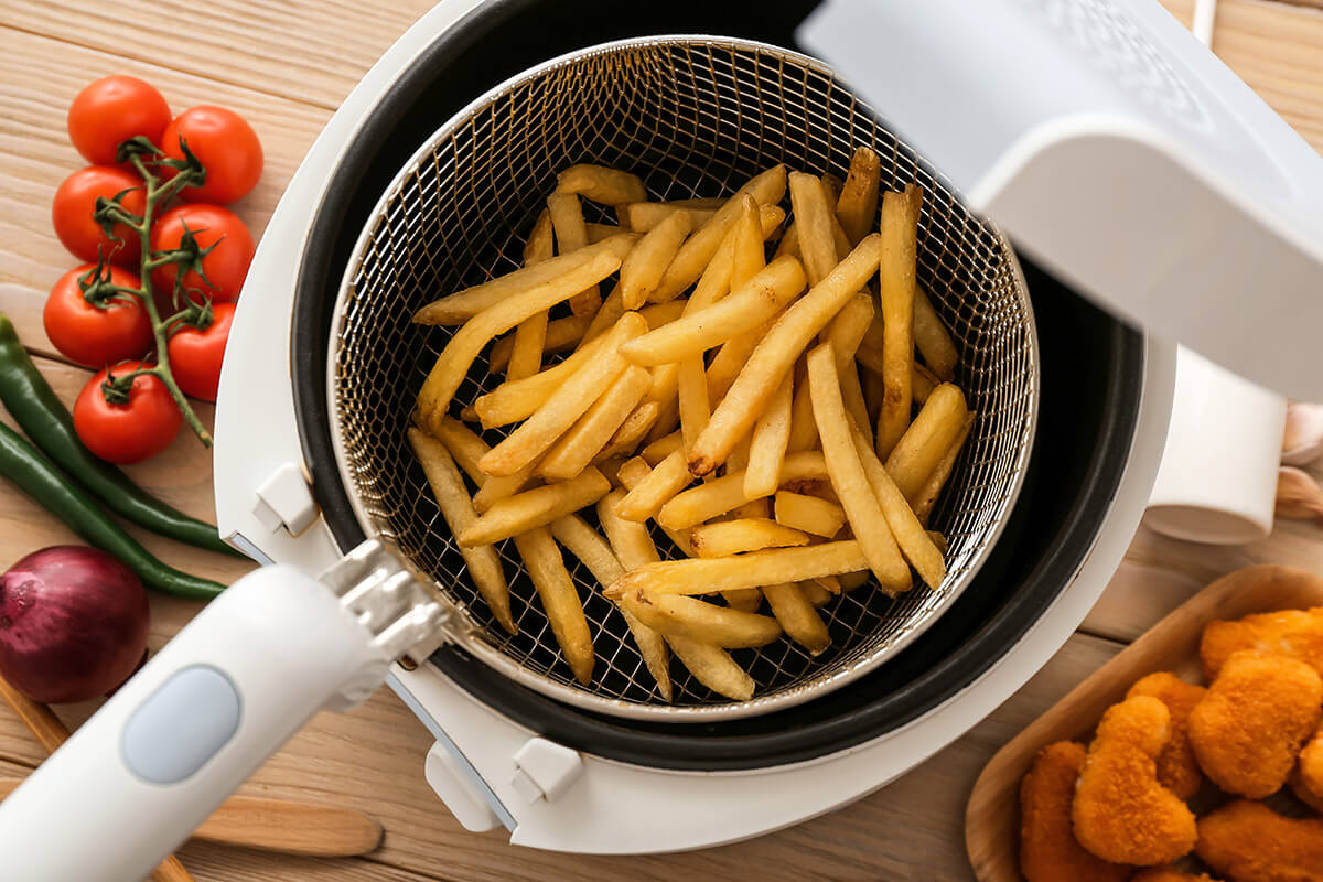 Draufsicht in Frittierkorb mit Pommes Frites
