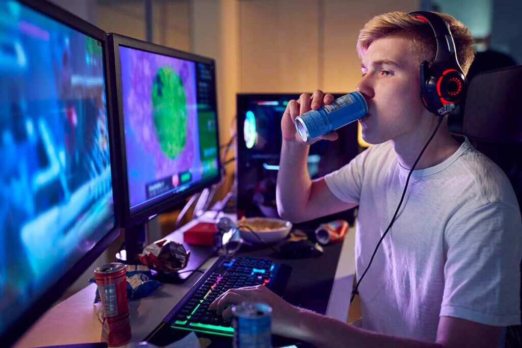 Mit Energydrink am Gaming-PC