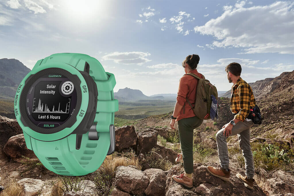 Outdoor-Uhr von Garmin vor Berglandschaft