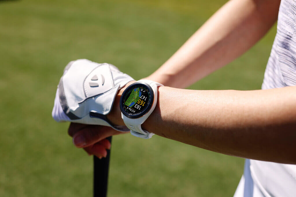 Person trägt Garmin-Uhr beim Golfen