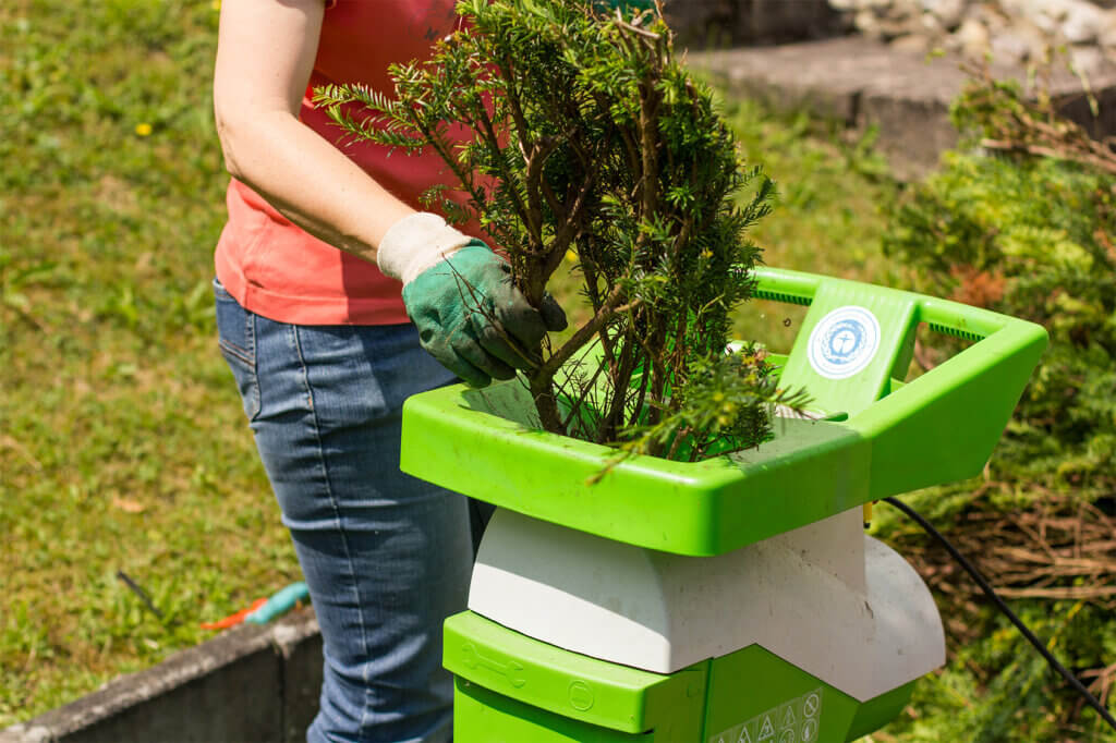 Gartenhäcksler im Einsatz