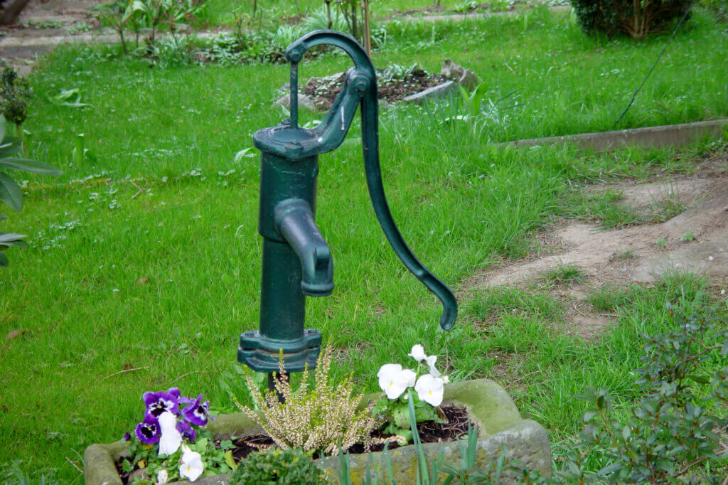 schwengelpumpe im garten