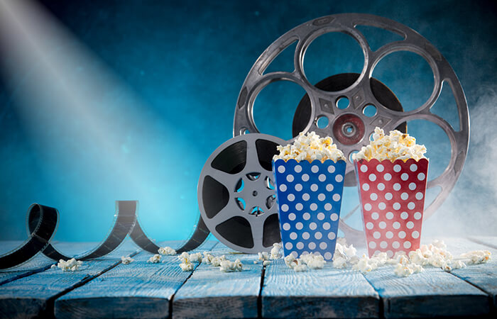 Filmrolle und Popcorntüte