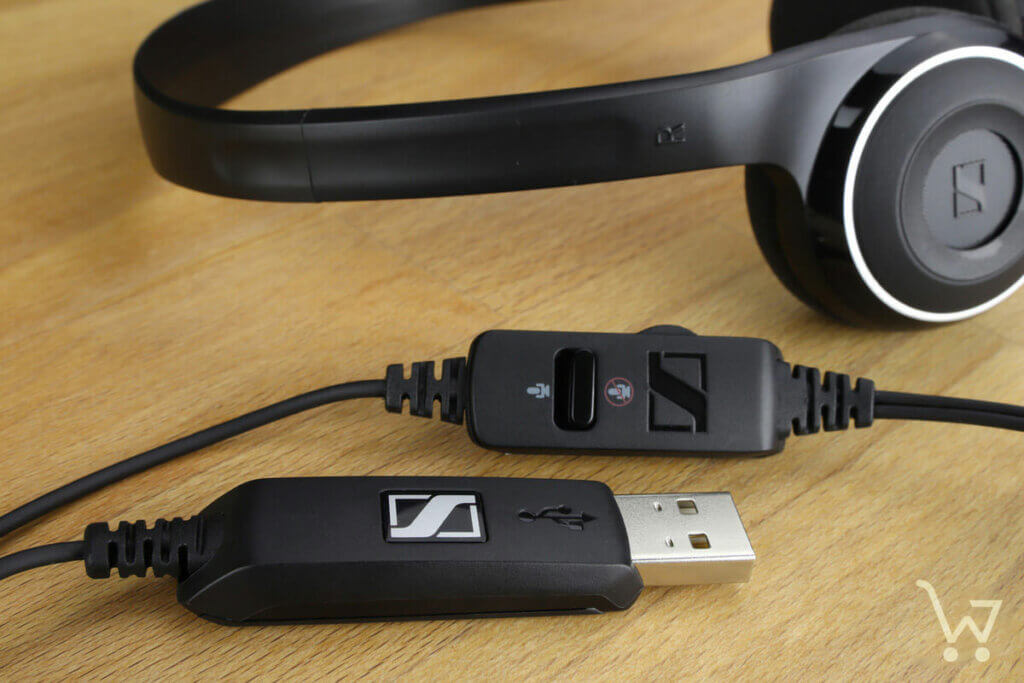 USB-Stecker und Control Panel eines Headsets