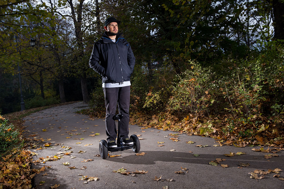 Person faehrt im Herbst mit Hoverbaord durch einen Park