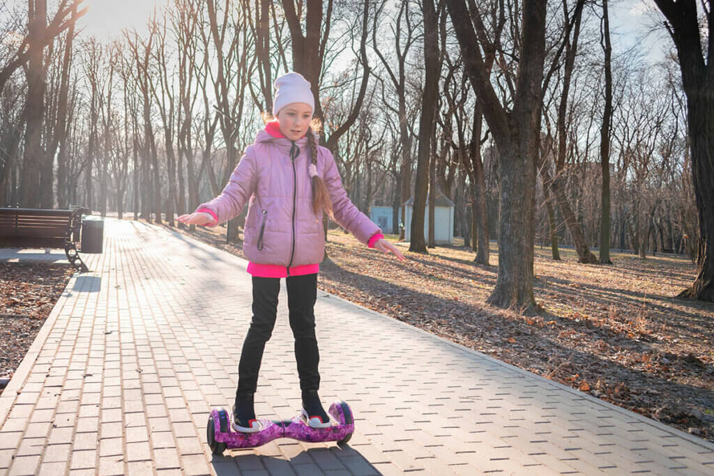 kind_auf_pink_hoverboard