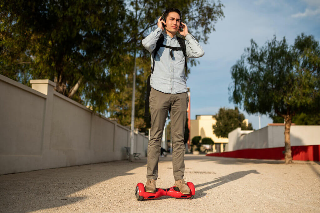 mann_auf_rotem_hoverboard