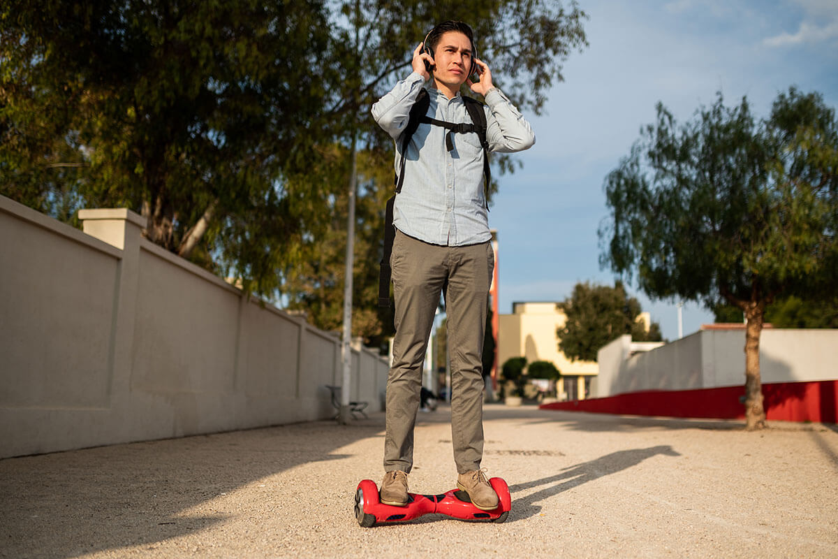 mann_auf_rotem_hoverboard