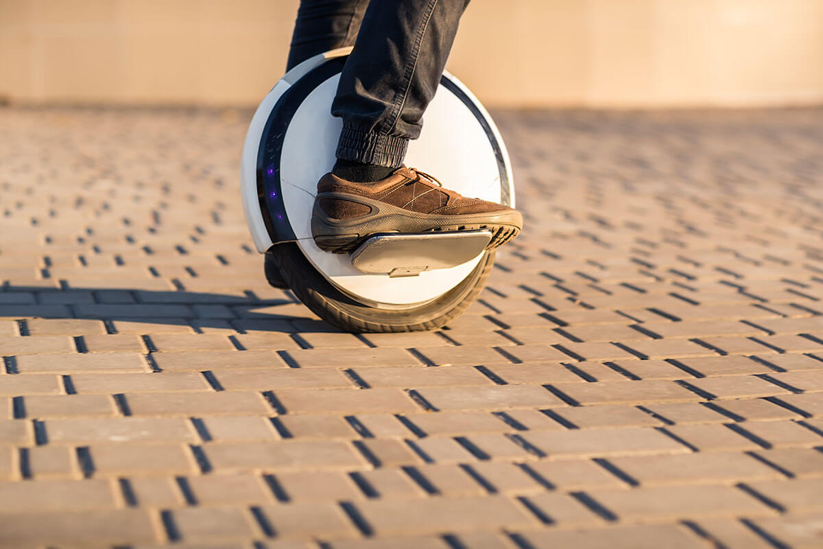 Person verwendet ein Monowheel