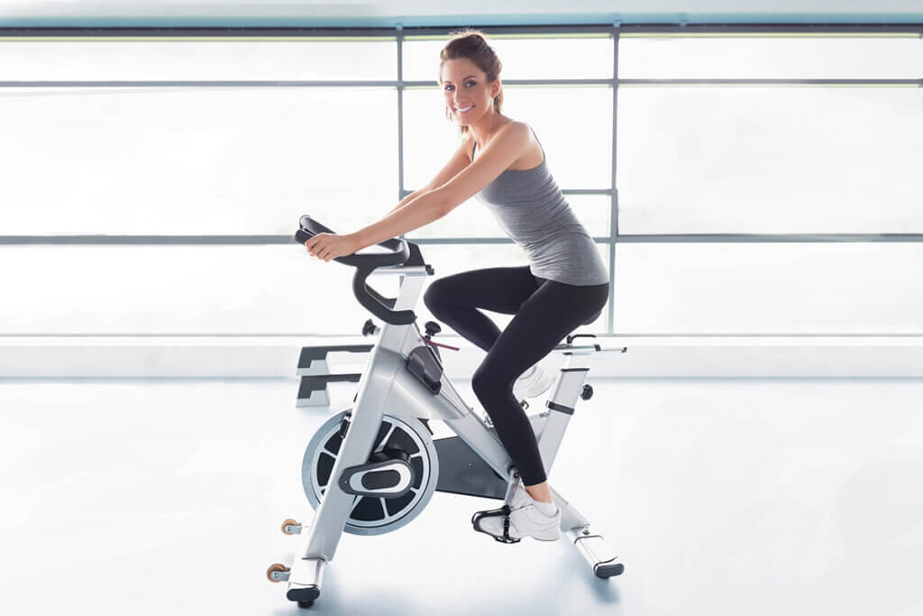 Frau trainiert auf Indoor-Bike