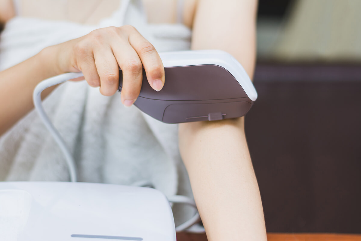 Frau entfernt Haare von Armen