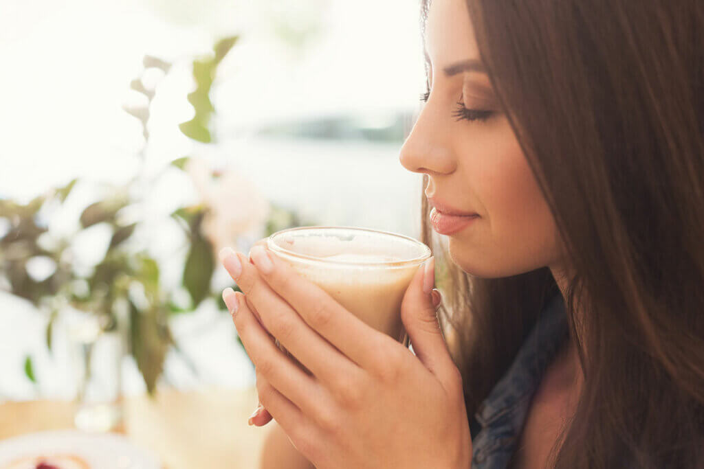 Frau geniesst Kaffeearoma