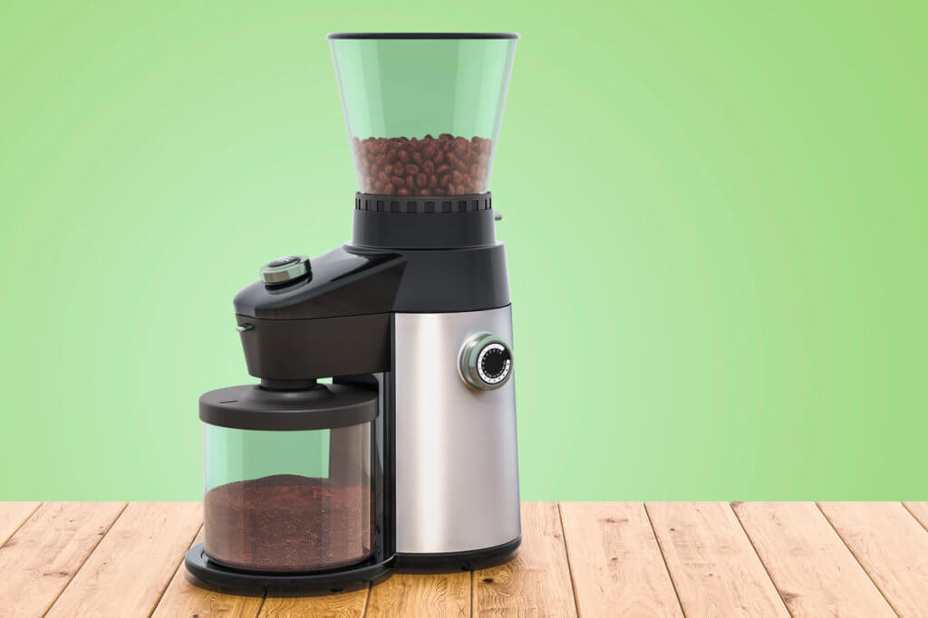 Kaffeebohnen in einer elektrischen Kaffeemuehle