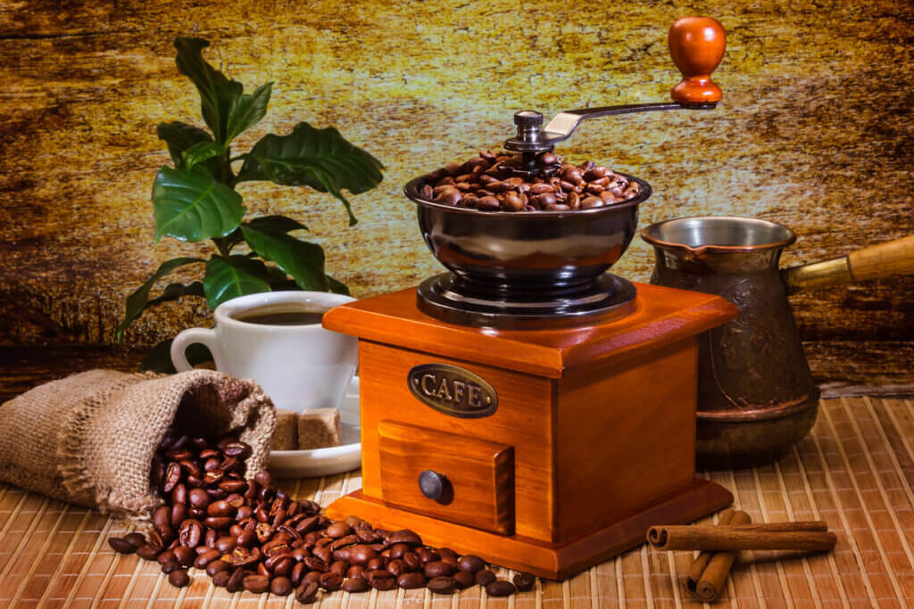 Kaffeebohnen in einer manuellen Kaffeemuehle