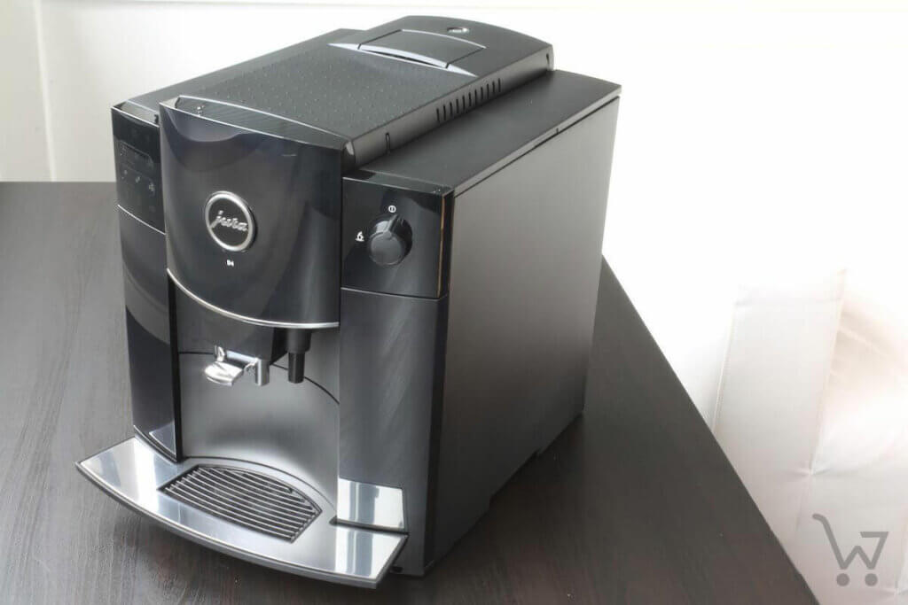 Seitenansicht eines Kaffeevollautomaten