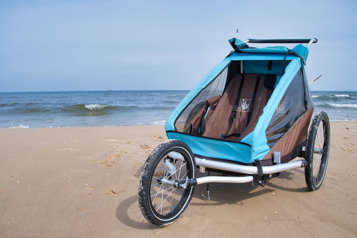 Ein Kinderfahhradanhaenger am Strand