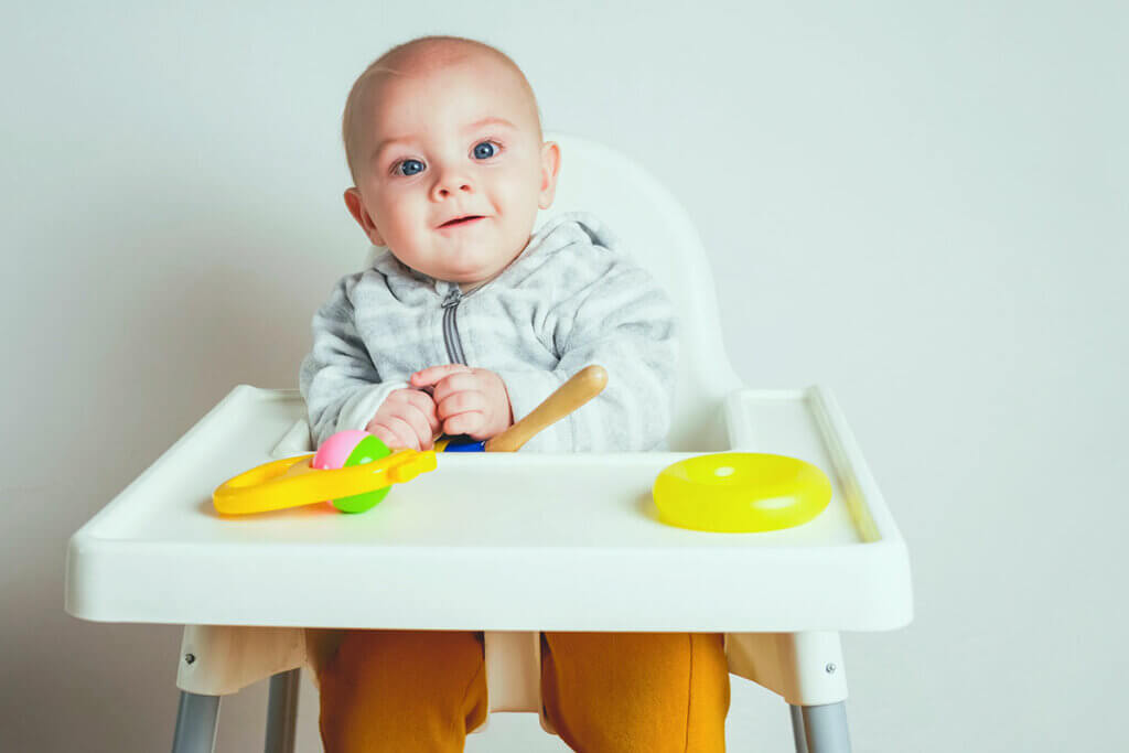 Baby in Kinderhochstuhl