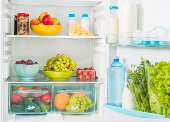 geöffneter Kühlschrank mit Lebensmitteln
