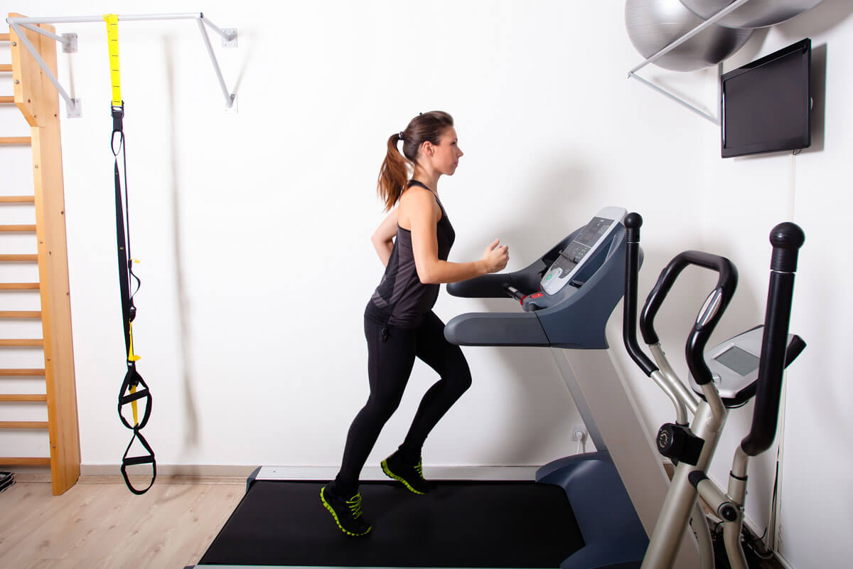 Frau laeuft auf Laufband